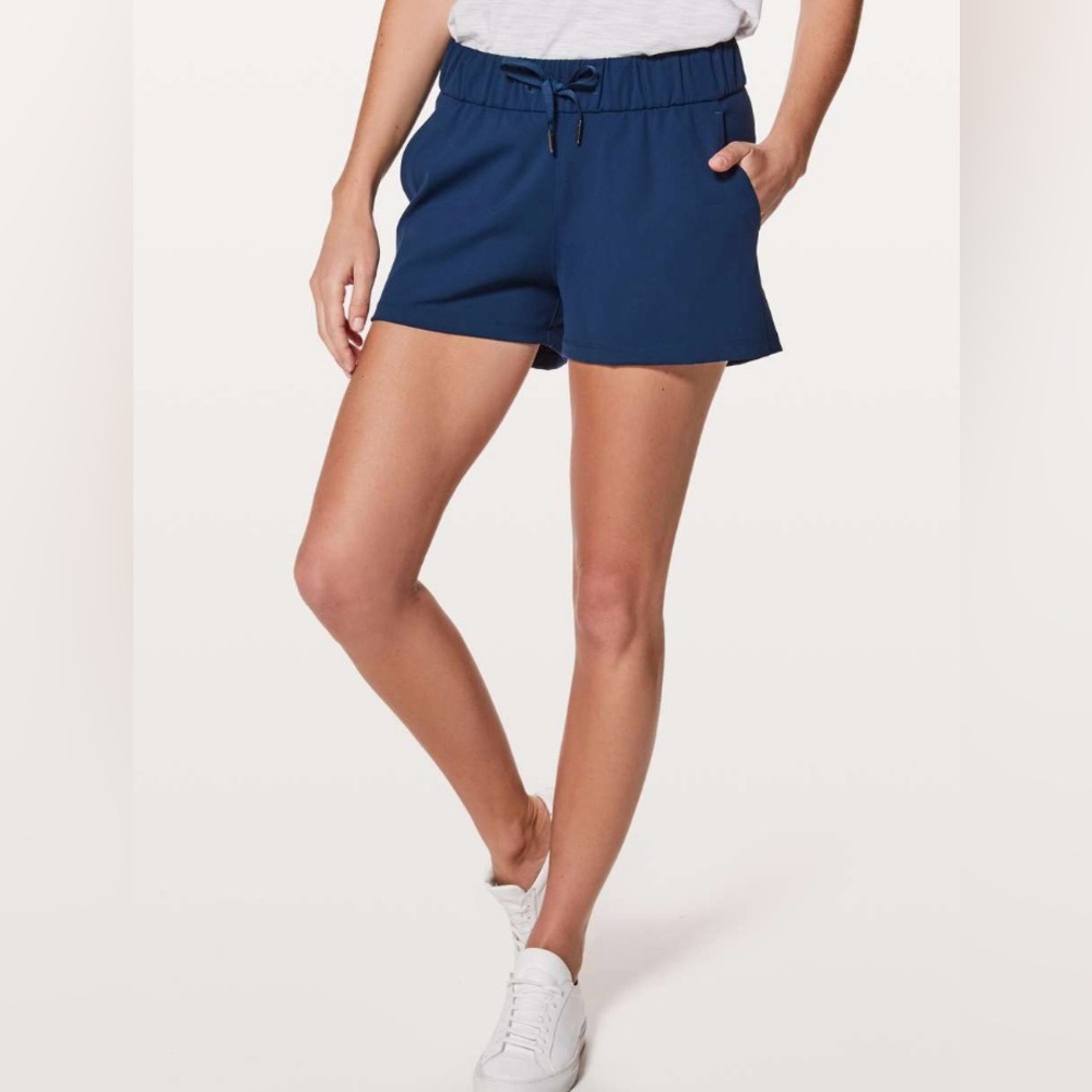 Lululemon On The Fly Short *2.5" Onyx Blue size 2